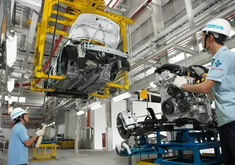 The assembly process of complex parts and components in the automotive industry can lead to errors, and AI is applied to address those errors.